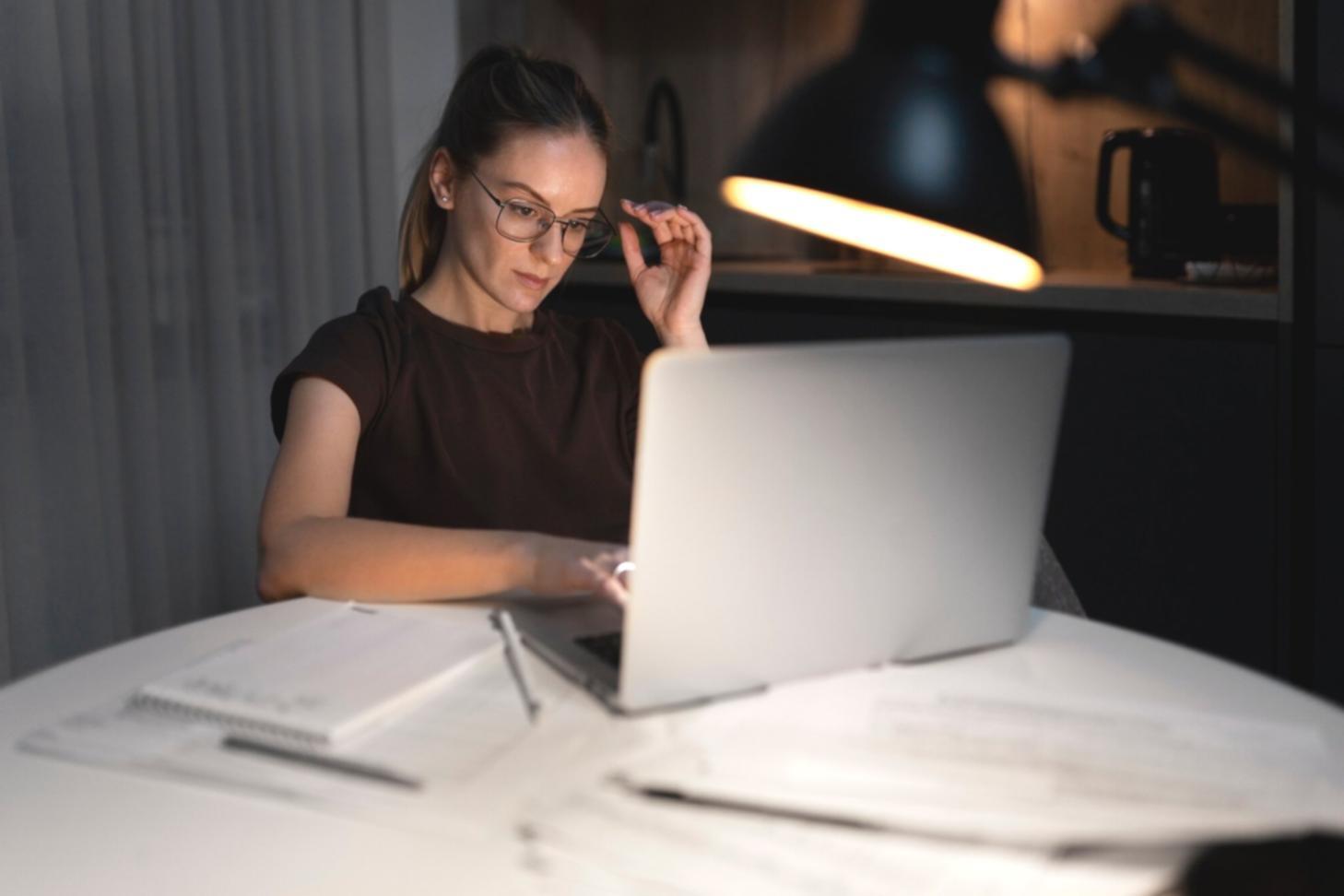 Professional financial consultation and industry research environment